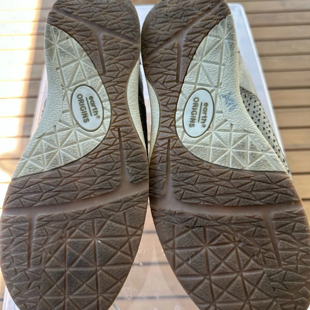 Earth Origins Etta Zip Sneaker Platinum Metallic Comfort Walking Shoe Size 8 ✨